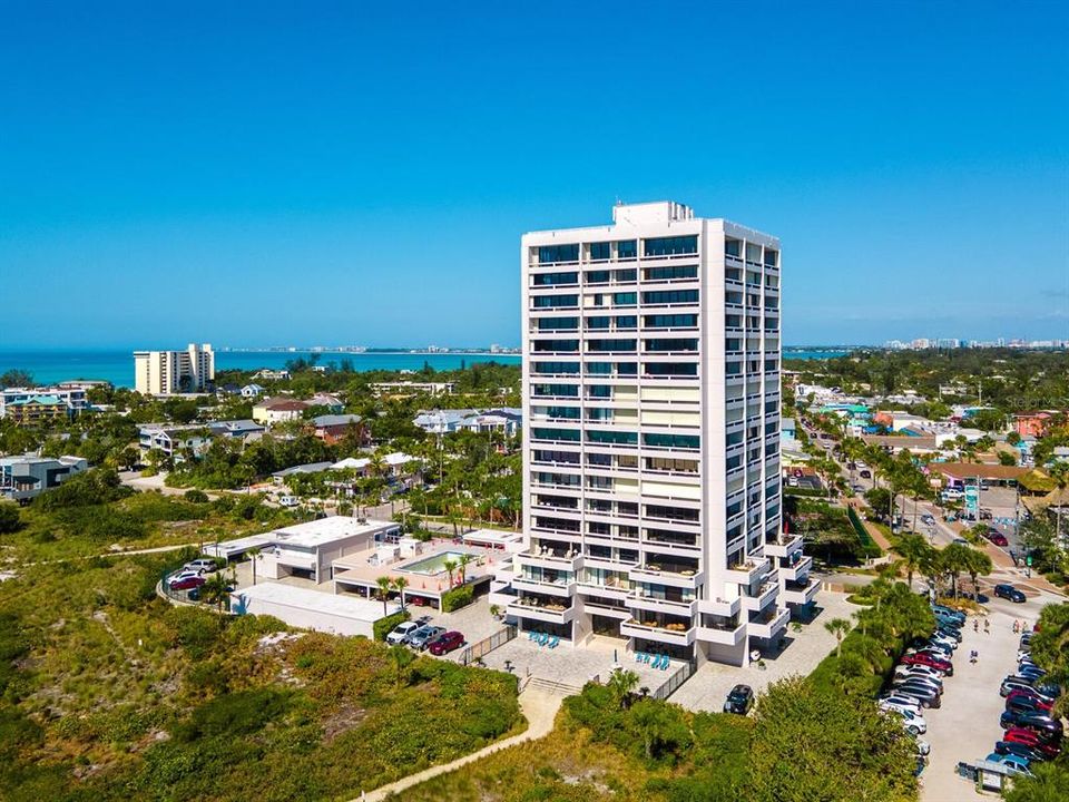 Active With Contract: $2,195,000 (3 beds, 2 baths, 1437 Square Feet)