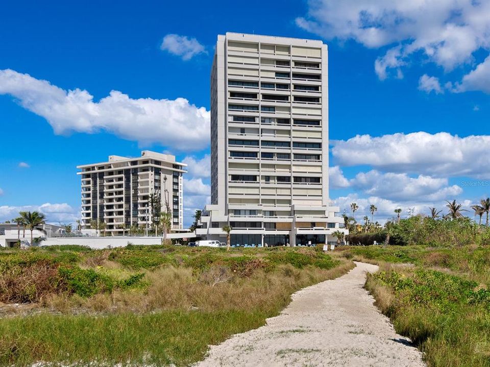 For Sale: $2,195,000 (3 beds, 2 baths, 1437 Square Feet)