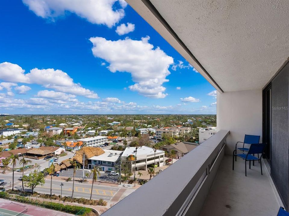 For Sale: $2,195,000 (3 beds, 2 baths, 1437 Square Feet)