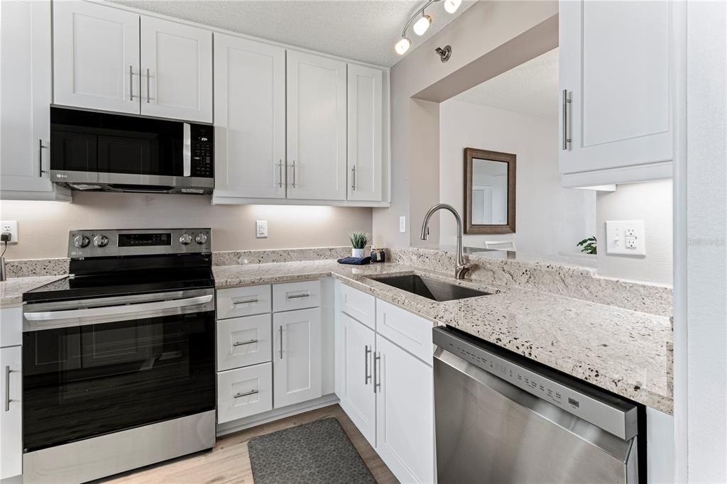 For Sale: $314,900 (2 beds, 2 baths, 1256 Square Feet)