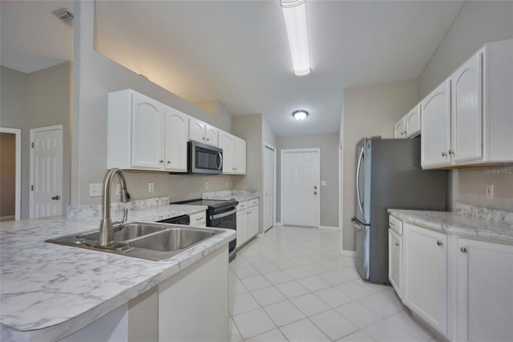 Kitchen has lots of counter and cabinetry space!