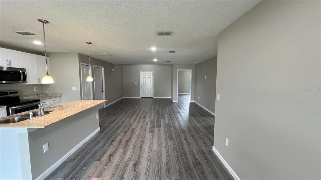 For Rent: $1,799 (4 beds, 2 baths, 1710 Square Feet)