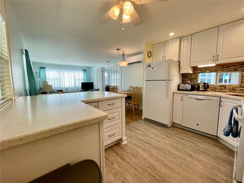 For Sale: $154,900 (2 beds, 1 baths, 824 Square Feet)