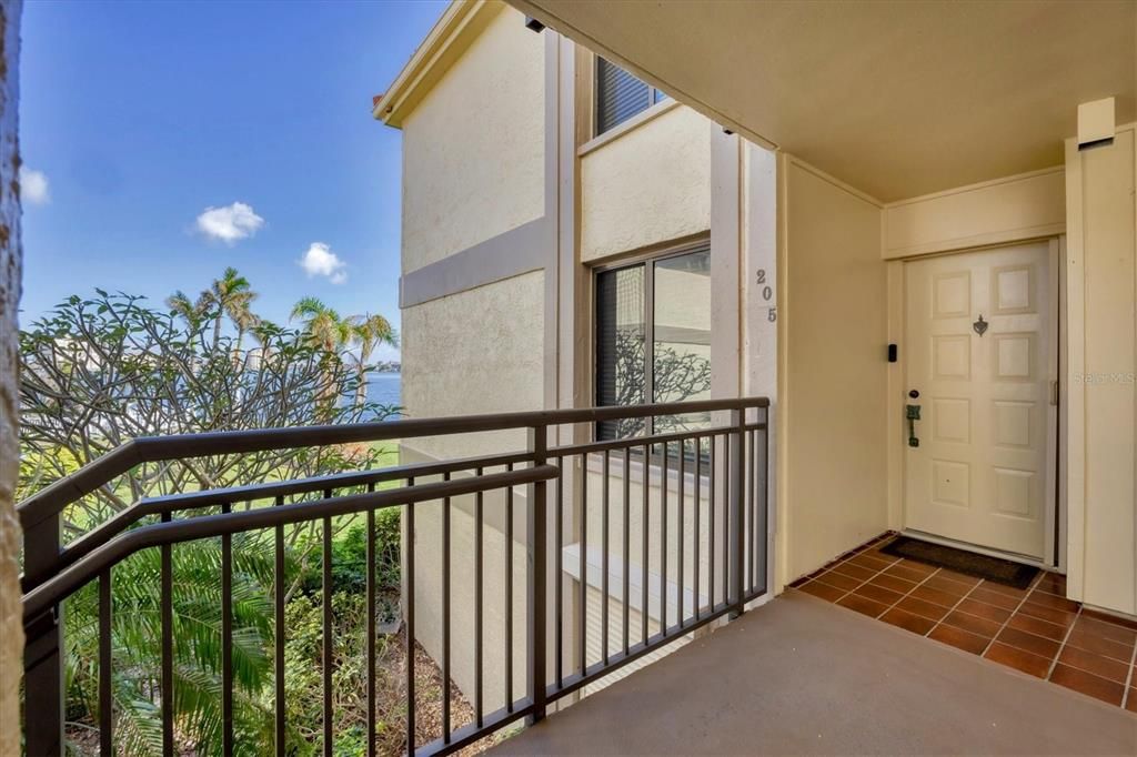 For Sale: $469,000 (2 beds, 2 baths, 890 Square Feet)