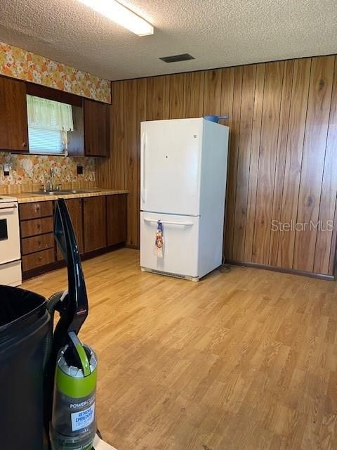 For Sale: $140,000 (2 beds, 1 baths, 1008 Square Feet)