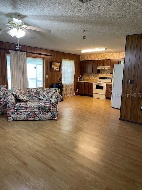 For Sale: $140,000 (2 beds, 1 baths, 1008 Square Feet)