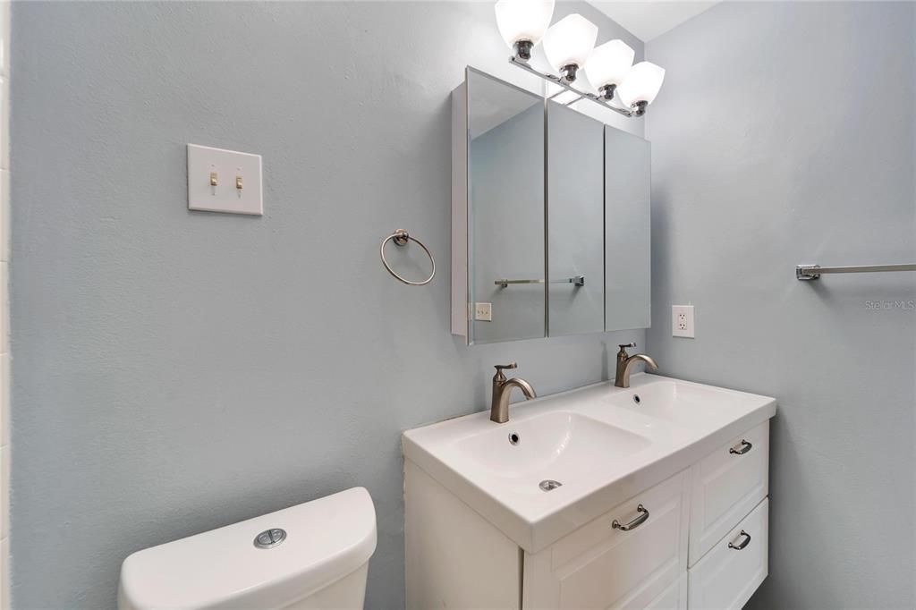 For Sale: $284,900 (2 beds, 2 baths, 1829 Square Feet)