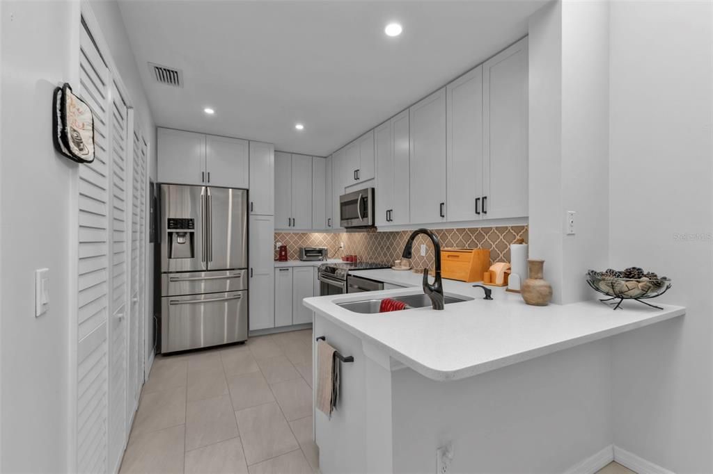 KRAFTMAID SHAKER CABINETRY, LAUNDRY CLOSET TO LEFT IN PHOTO, BREAKFAST BAR