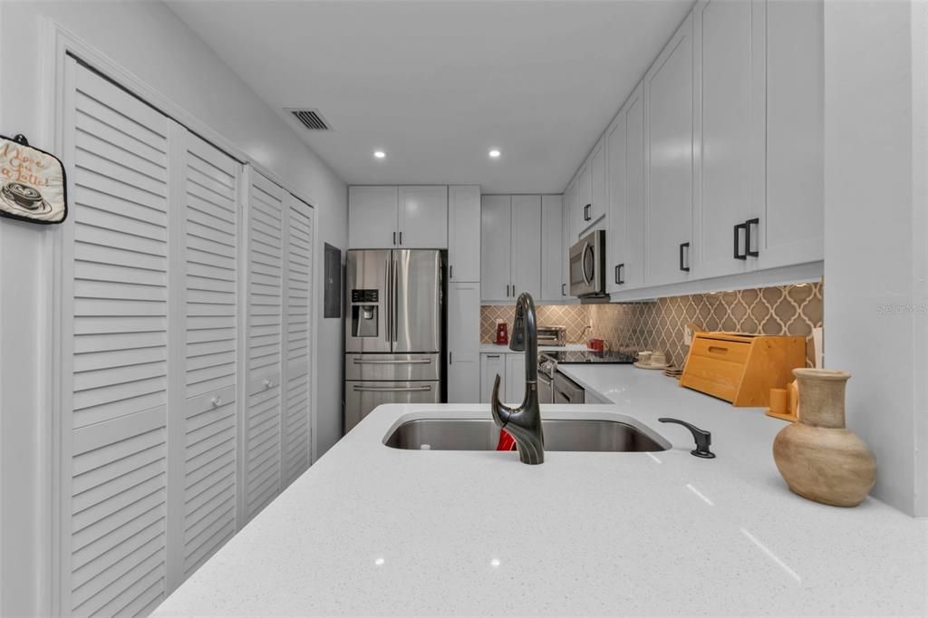 GLEAMING WHITE QUARTZ COUNTERTOPS, DESIGNER ARABESQUE TILE BACKSPLASH, BRONZE FIXTURES AND FAUCET!  RECESSED LIGHTING - UNDER CABINET LIGHTING TOO!