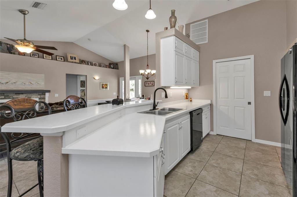 Kitchen with breakfast bar