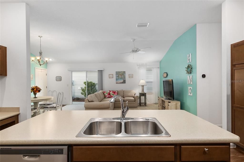 For Sale: $317,900 (2 beds, 2 baths, 1227 Square Feet)