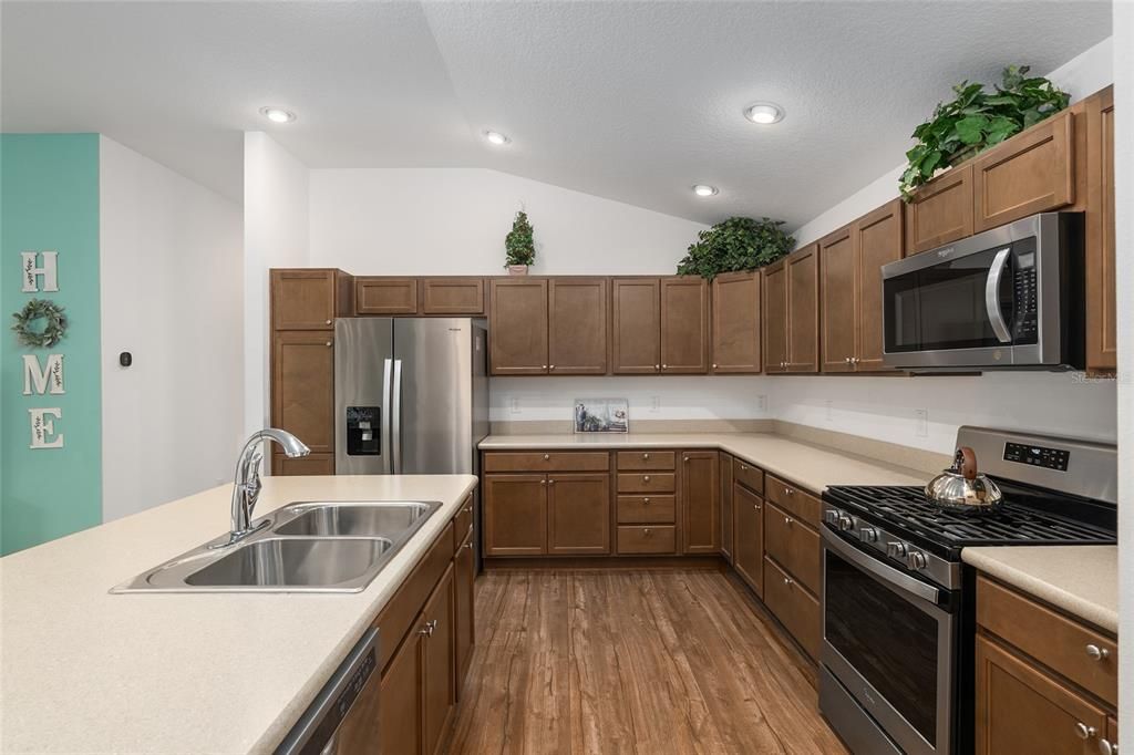 For Sale: $317,900 (2 beds, 2 baths, 1227 Square Feet)