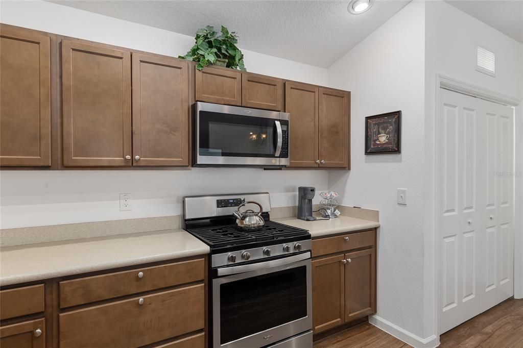 For Sale: $317,900 (2 beds, 2 baths, 1227 Square Feet)