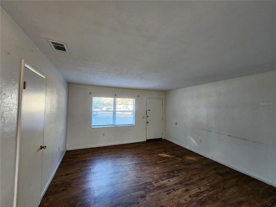 For Rent: $1,000 (2 beds, 1 baths, 840 Square Feet)