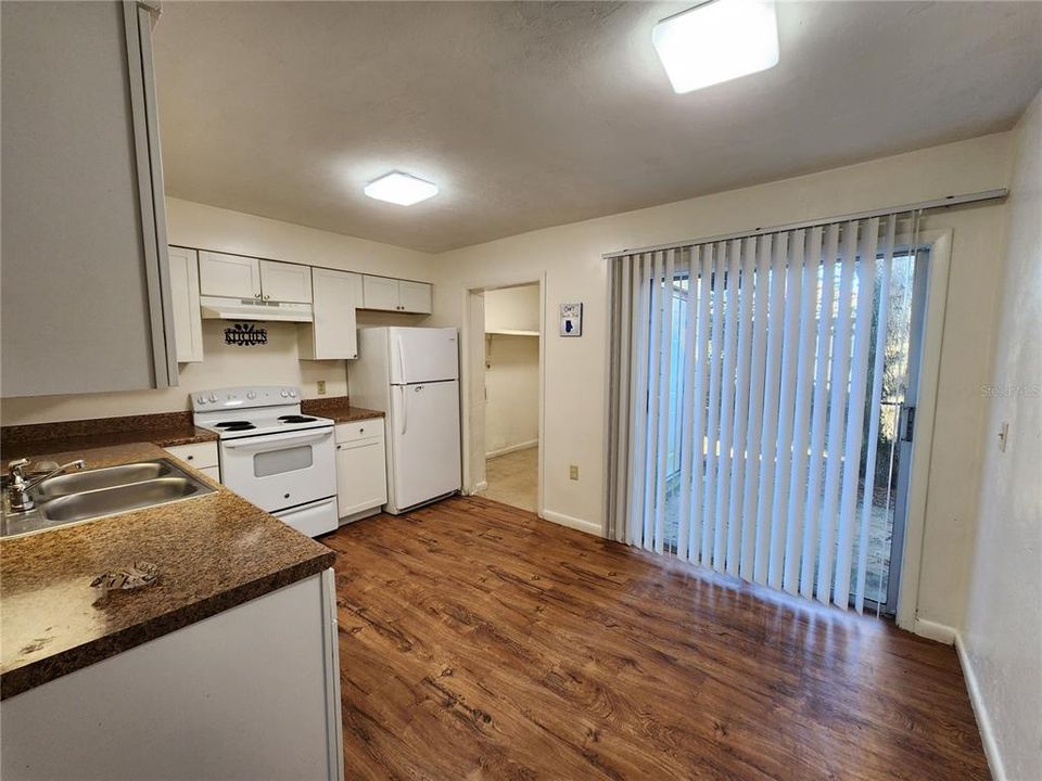 For Rent: $1,000 (2 beds, 1 baths, 840 Square Feet)