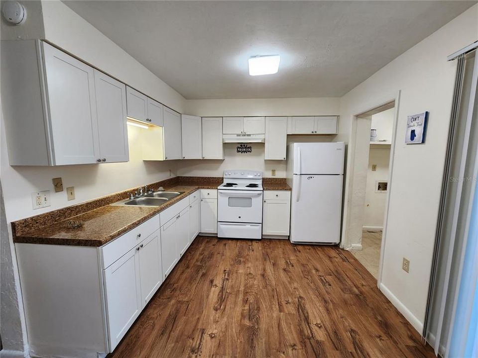 For Rent: $1,000 (2 beds, 1 baths, 840 Square Feet)