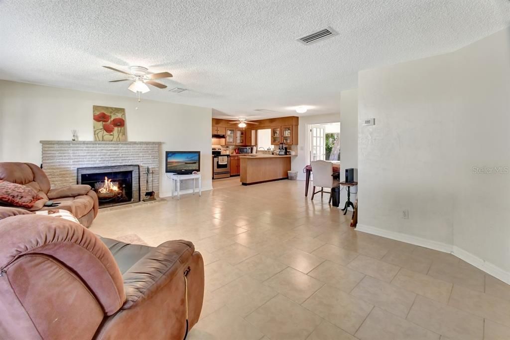 For Sale: $449,000 (2 beds, 2 baths, 1148 Square Feet)