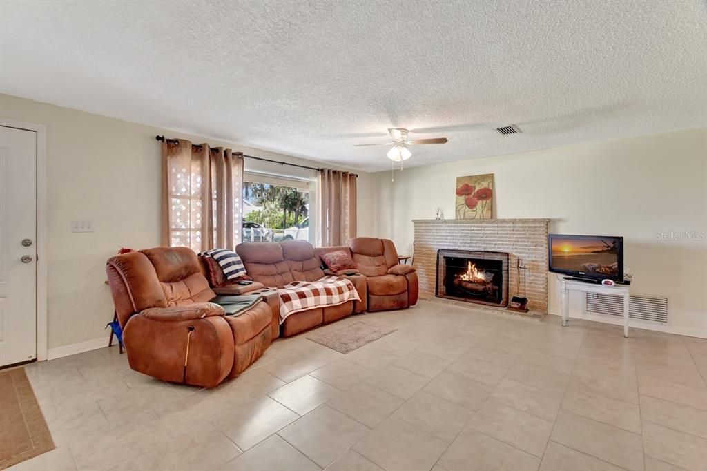 For Sale: $449,000 (2 beds, 2 baths, 1148 Square Feet)