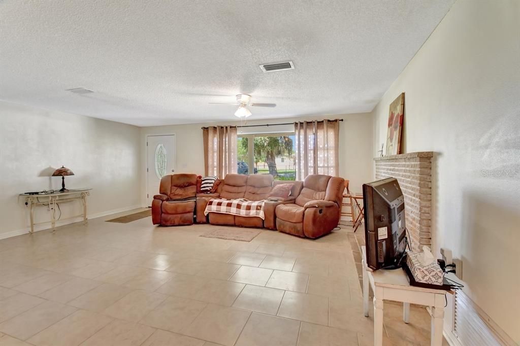 For Sale: $449,000 (2 beds, 2 baths, 1148 Square Feet)