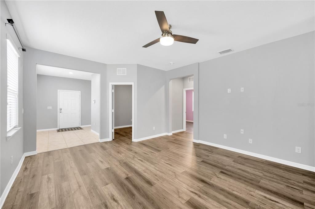 Active With Contract: $349,900 (3 beds, 2 baths, 1554 Square Feet)