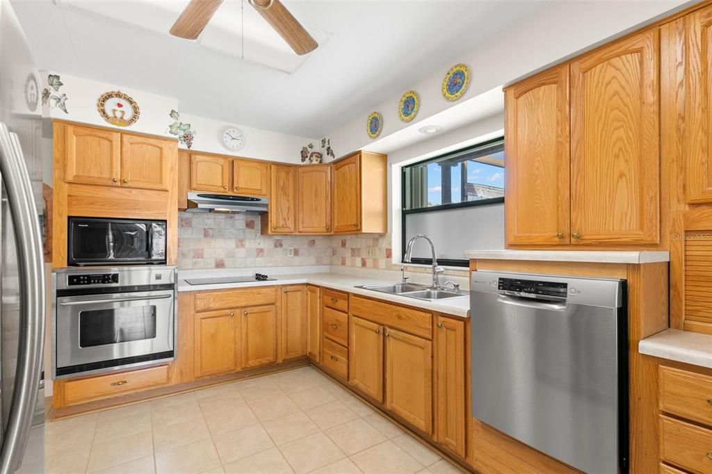 For Sale: $324,900 (2 beds, 2 baths, 1797 Square Feet)