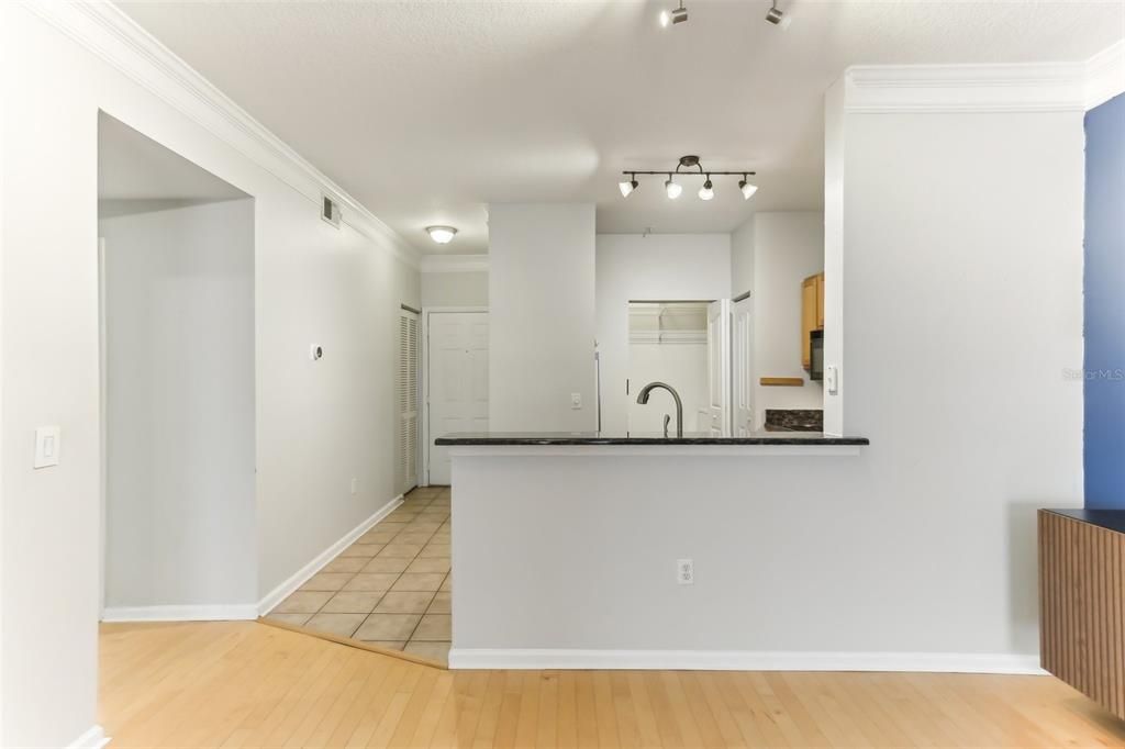 For Sale: $229,000 (1 beds, 1 baths, 958 Square Feet)