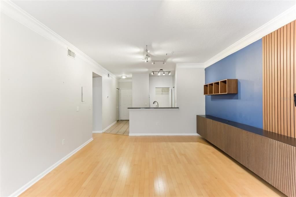 For Sale: $229,000 (1 beds, 1 baths, 958 Square Feet)