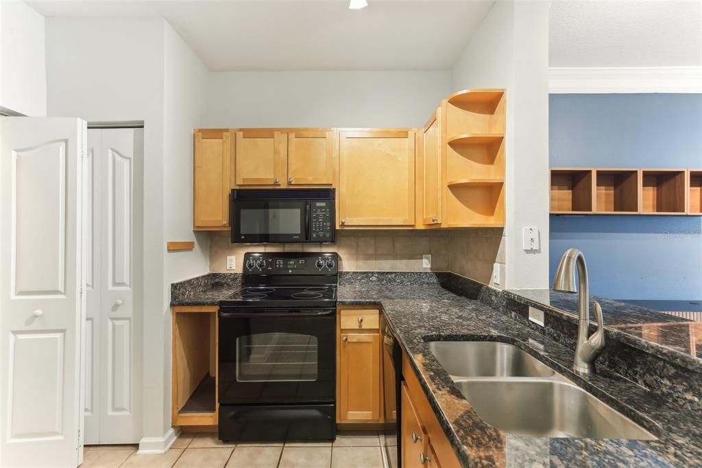 For Sale: $229,000 (1 beds, 1 baths, 958 Square Feet)