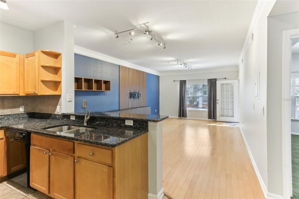 For Sale: $229,000 (1 beds, 1 baths, 958 Square Feet)