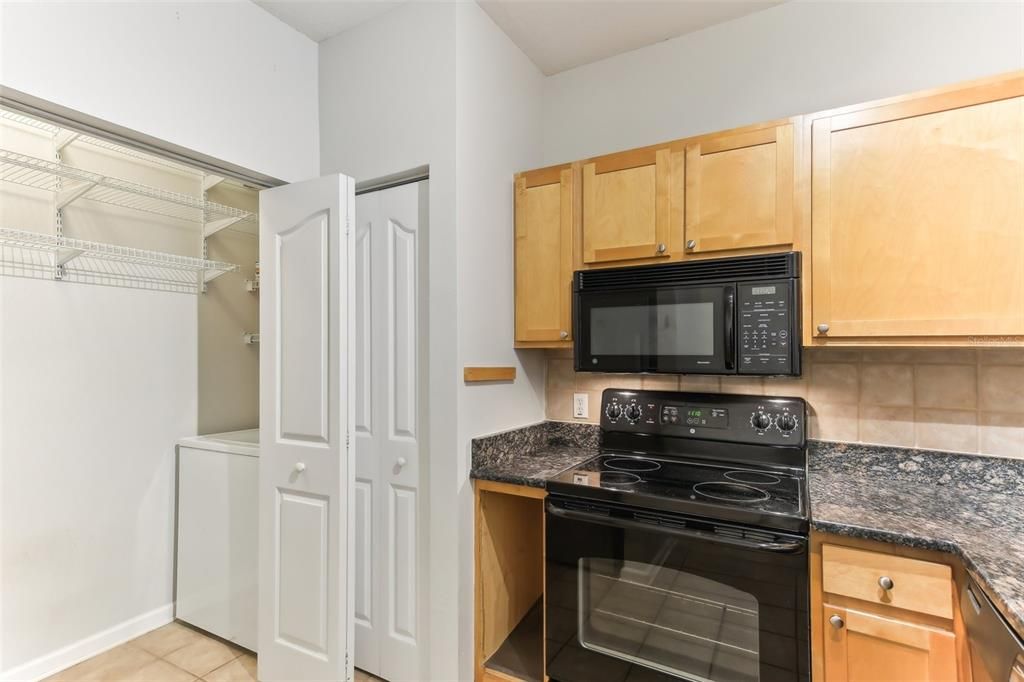 For Sale: $229,000 (1 beds, 1 baths, 958 Square Feet)