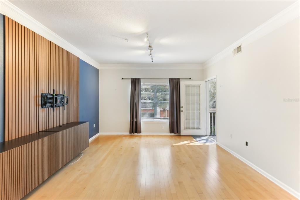 For Sale: $229,000 (1 beds, 1 baths, 958 Square Feet)