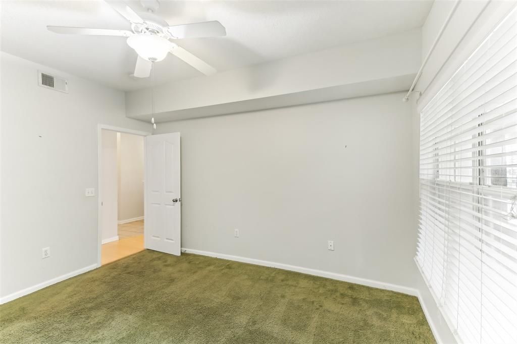 For Sale: $229,000 (1 beds, 1 baths, 958 Square Feet)