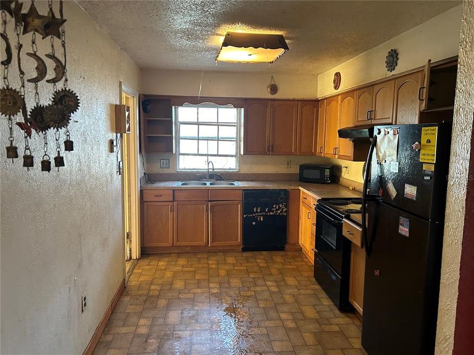 For Sale: $165,000 (3 beds, 2 baths, 1556 Square Feet)