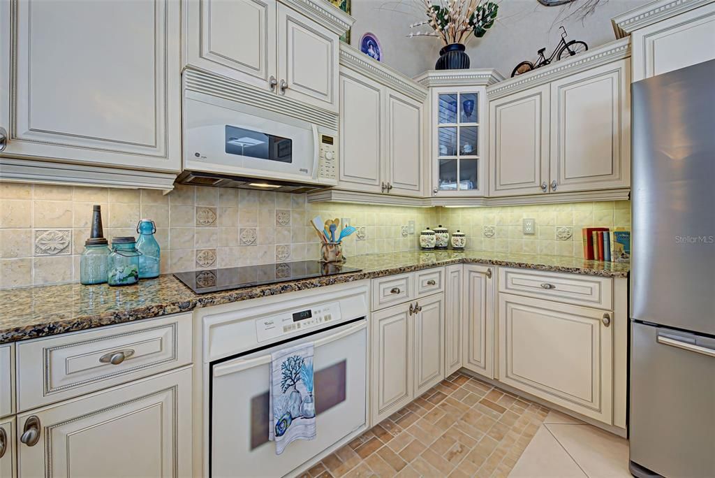 Meal prep is a breeze with stainless steel refrigerator and so much counterspace.