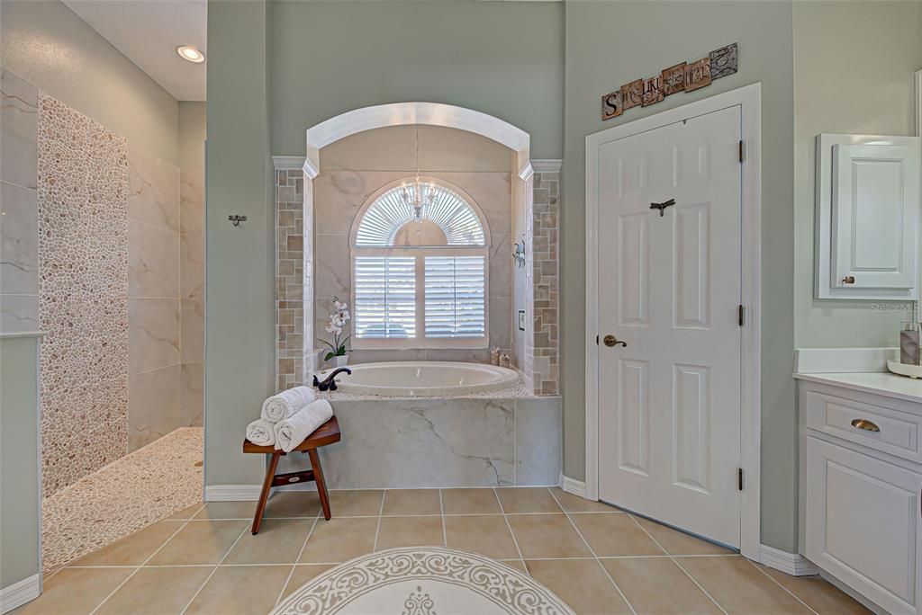 Spa like, professionally renovated ensuite bathroom is sure to please!