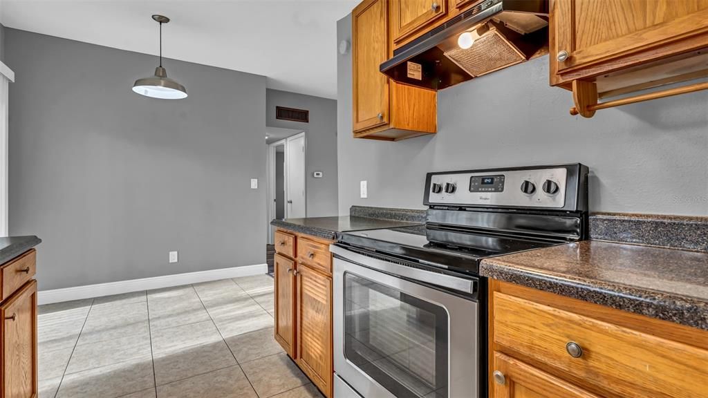 For Rent: $2,195 (2 beds, 1 baths, 888 Square Feet)