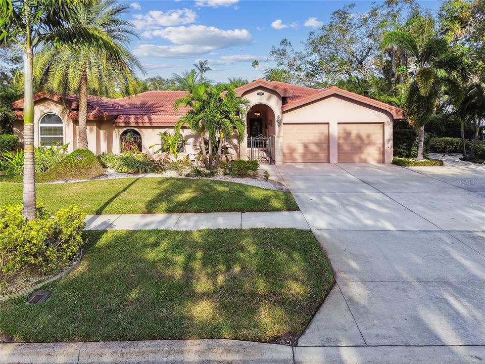 Active With Contract: $1,399,000 (3 beds, 2 baths, 2623 Square Feet)