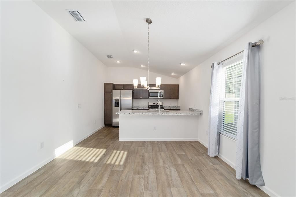 For Sale: $250,000 (2 beds, 2 baths, 959 Square Feet)