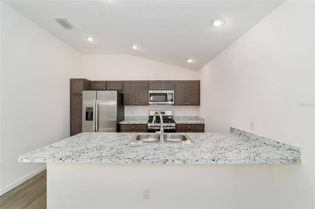 For Sale: $250,000 (2 beds, 2 baths, 959 Square Feet)