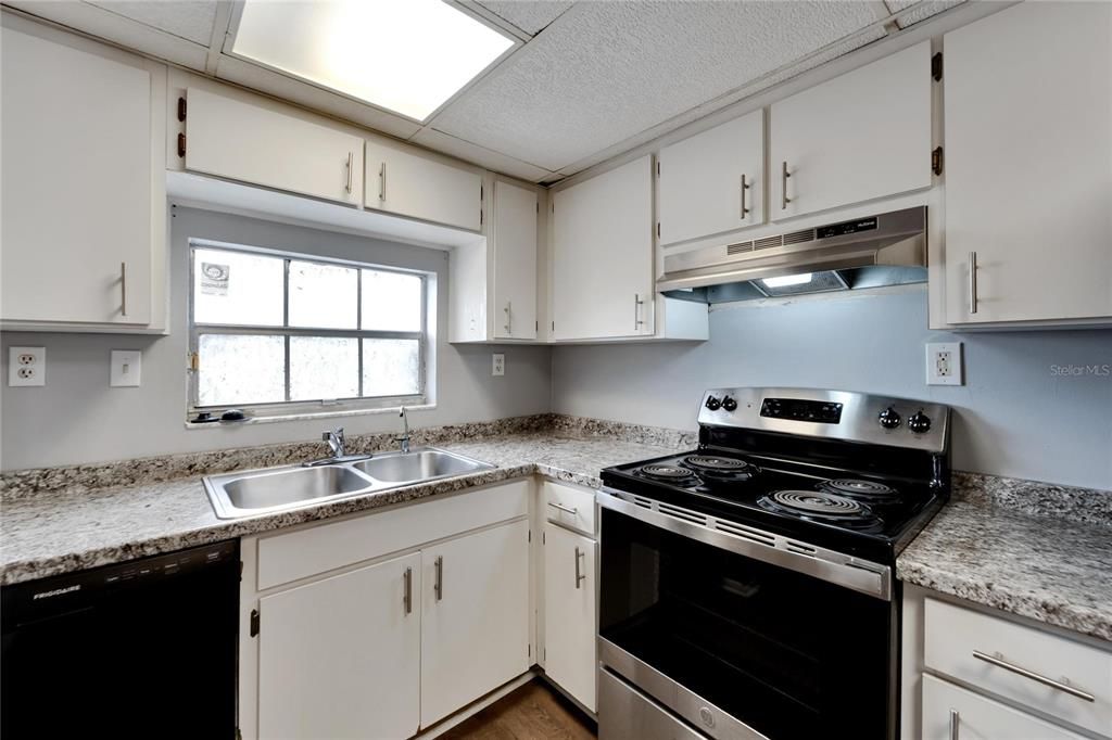 For Sale: $169,000 (2 beds, 1 baths, 1068 Square Feet)