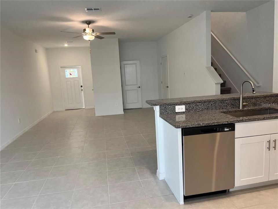 For Rent: $2,100 (3 beds, 2 baths, 1666 Square Feet)