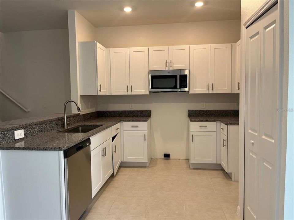 For Rent: $2,100 (3 beds, 2 baths, 1666 Square Feet)