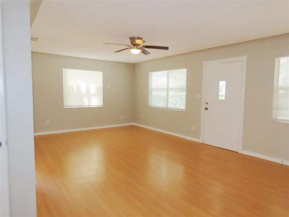 For Sale: $399,900 (3 beds, 1 baths, 1213 Square Feet)