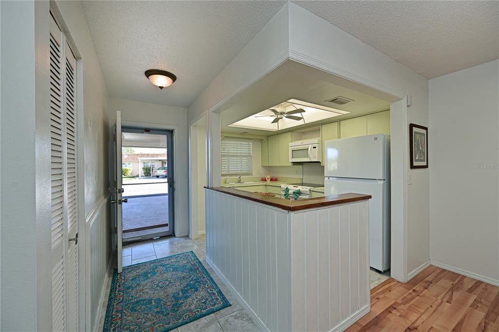 For Sale: $179,800 (2 beds, 2 baths, 1044 Square Feet)