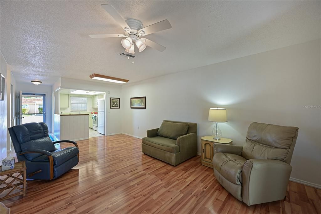 For Sale: $179,800 (2 beds, 2 baths, 1044 Square Feet)