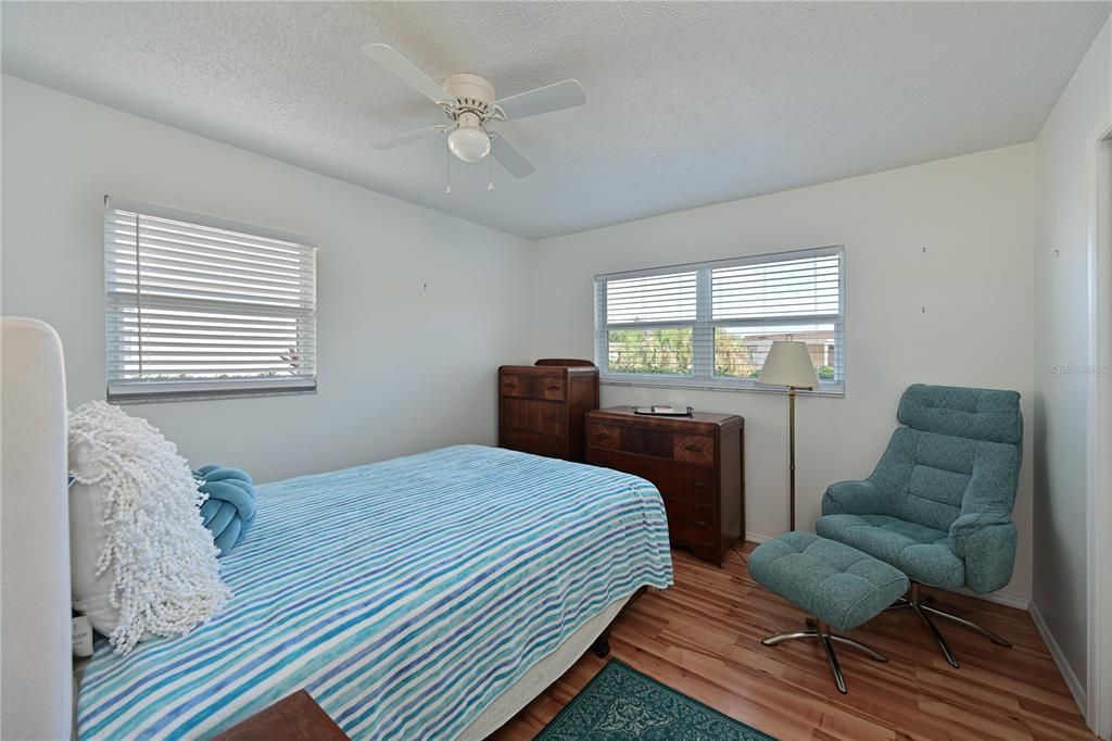 For Sale: $179,800 (2 beds, 2 baths, 1044 Square Feet)