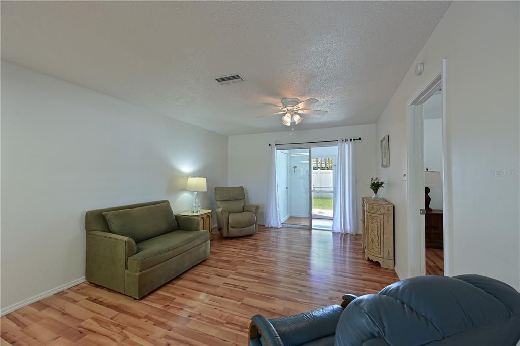 For Sale: $179,800 (2 beds, 2 baths, 1044 Square Feet)