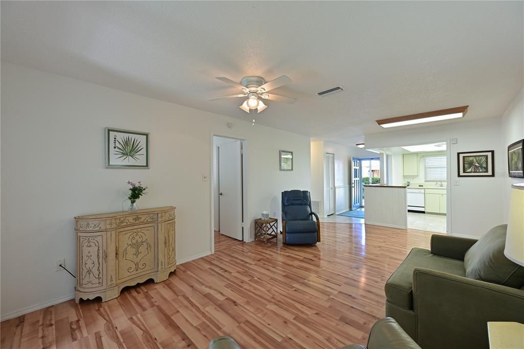 For Sale: $179,800 (2 beds, 2 baths, 1044 Square Feet)