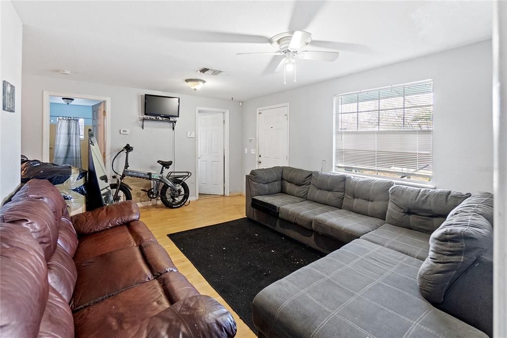 For Sale: $450,000 (5 beds, 2 baths, 1886 Square Feet)