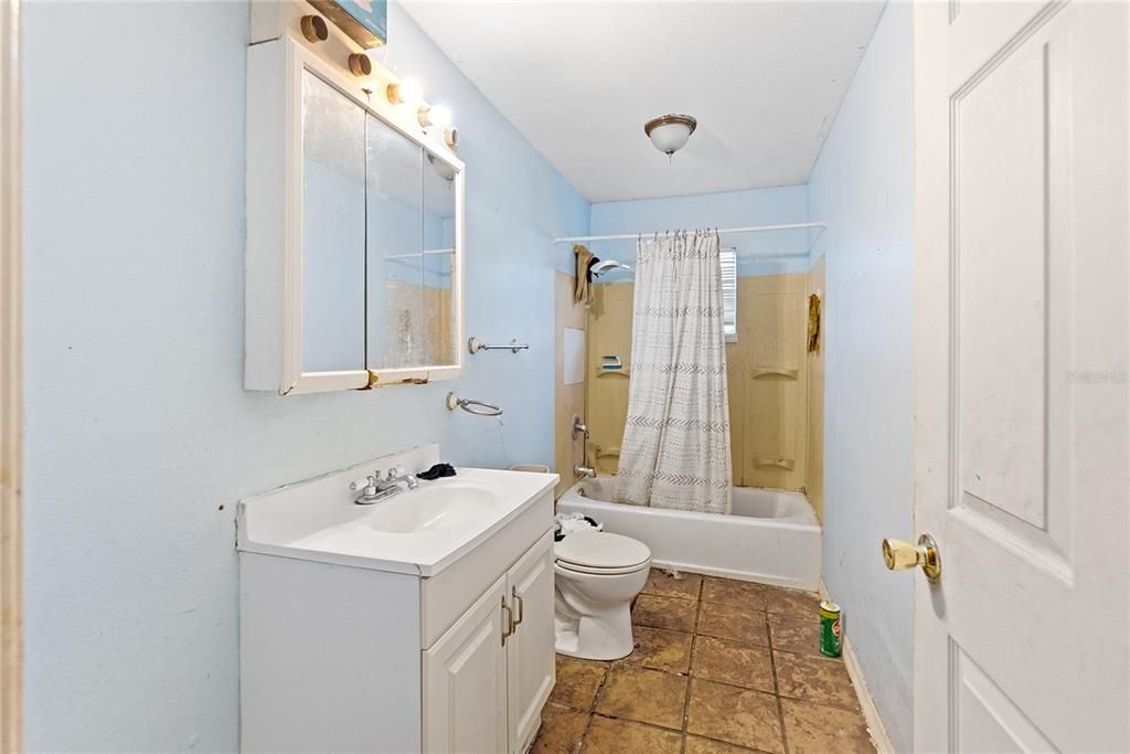 For Sale: $450,000 (5 beds, 2 baths, 1886 Square Feet)